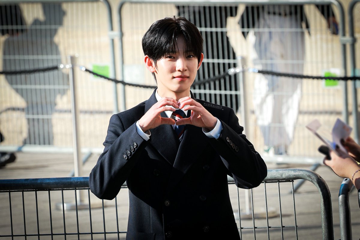 siwoo_krfn's tweet photo. 파리로 외교 온 우리 집 프린스 𝓟𝓐𝓡𝓚

PARK SIWOO AT VALENTINO PFWSS27
#PARKSIWOOxVALENTINO
#VALENTINOPFWSS27
#PARKSIWOO https://t.co/g1d9aqeEOj