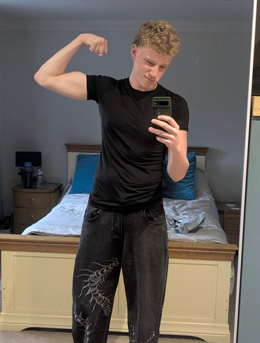 greyi02's tweet photo. Just feeling good, feeling confident, and enjoying the person I’m becoming. 🌈✨ No need to be perfect—just being myself and loving the moment. ❤️🏳️‍🌈 https://t.co/lnJsLnVI6Y