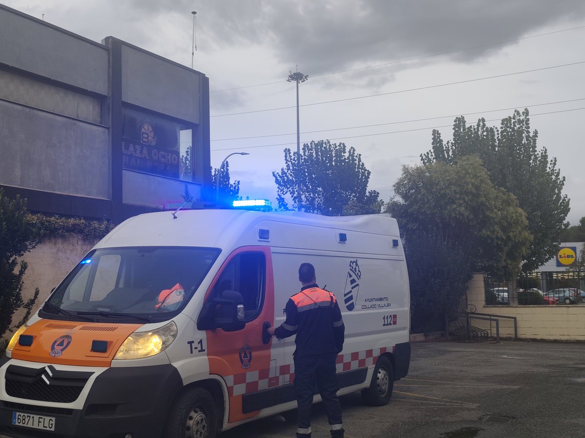EmergenciaCV's tweet photo. Tarde de guardia en Collado Villalba, pendientes de la meteorología con furgón logístico equipado con material de agua por si fuera necesario.

También actuamos en emergencias en coordinación con @PoliciaVillalba y SUMMA112, y presentes en eventos del municipio.

#MunicipioSeguro ✅
