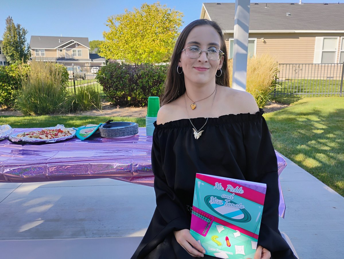 Avinidine's tweet photo. Disappointed no one showed up to my book reading. Not giving up though #writingcommunity #bookcommunity #readingcomminity #authorcommunity #bookauthor https://t.co/J2PO6zmeBJ