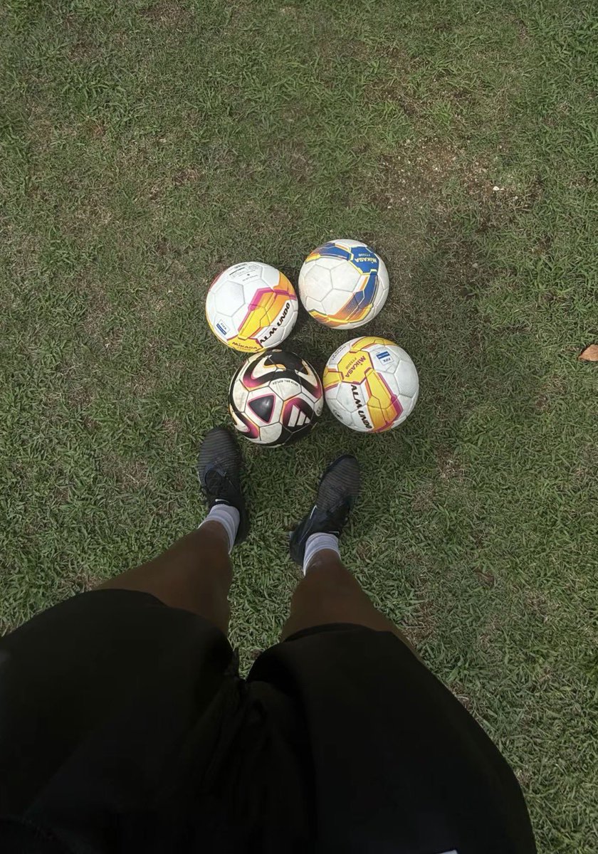 ta1yyyo's tweet photo. サッカー部男子ってどう、？ https://t.co/CSorBvrTGT