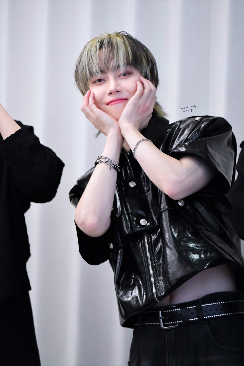 SpecialonlyWOO's tweet photo. 261004 Epilogue : 4U
포토타임
배…🫣💖
우진이는 부끄러워했는데 이 사진들 잘 나와서 올립니당🫶🏻

#myst #마이스트 #우진 #WOOJIN #ウジン 
@MYst_4u_ https://t.co/lR62GT1Coo