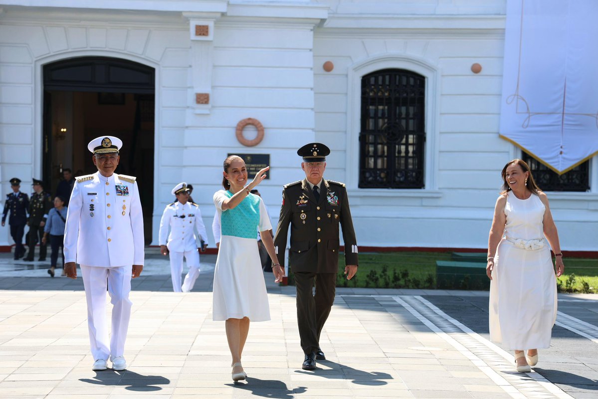 rosaicela_'s tweet photo. Felicitamos al @AlmiranteSrio de @SEMAR_mx, por todo su trabajo y el desfile de este domingo, en #Veracruz, en el que se mostró la disciplina, preparación y capacidades de nuestras Fuerzas Armadas, quienes defienden nuestra soberanía, protegen a la nación y están siempre al lado del pueblo. 🇲🇽⚓️🚢 @Claudiashein @rocionahle @Defensamx1 @RaulBCCue @higinio_mtz @HugoAguilarOrti