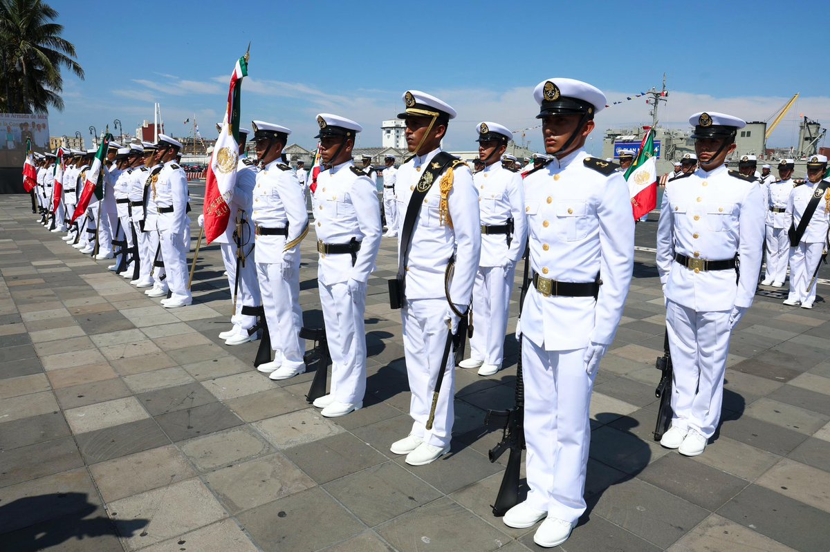 rosaicela_'s tweet photo. Felicitamos al @AlmiranteSrio de @SEMAR_mx, por todo su trabajo y el desfile de este domingo, en #Veracruz, en el que se mostró la disciplina, preparación y capacidades de nuestras Fuerzas Armadas, quienes defienden nuestra soberanía, protegen a la nación y están siempre al lado del pueblo. 🇲🇽⚓️🚢 @Claudiashein @rocionahle @Defensamx1 @RaulBCCue @higinio_mtz @HugoAguilarOrti