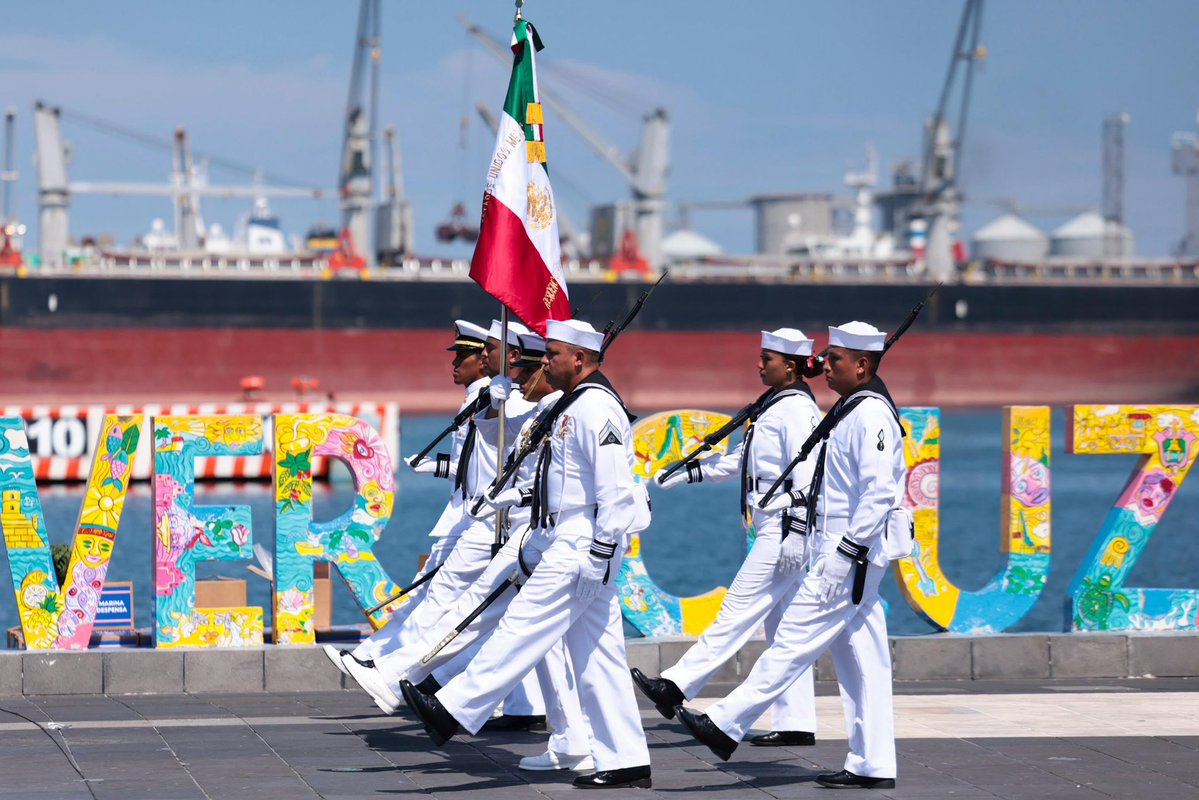 rosaicela_'s tweet photo. Felicitamos al @AlmiranteSrio de @SEMAR_mx, por todo su trabajo y el desfile de este domingo, en #Veracruz, en el que se mostró la disciplina, preparación y capacidades de nuestras Fuerzas Armadas, quienes defienden nuestra soberanía, protegen a la nación y están siempre al lado del pueblo. 🇲🇽⚓️🚢 @Claudiashein @rocionahle @Defensamx1 @RaulBCCue @higinio_mtz @HugoAguilarOrti