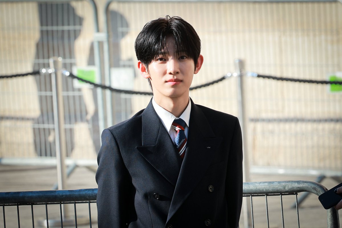 siwoo_krfn's tweet photo. 파리로 외교 온 우리 집 프린스 𝓟𝓐𝓡𝓚

PARK SIWOO AT VALENTINO PFWSS27
#PARKSIWOOxVALENTINO
#VALENTINOPFWSS27
#PARKSIWOO https://t.co/g1d9aqeEOj