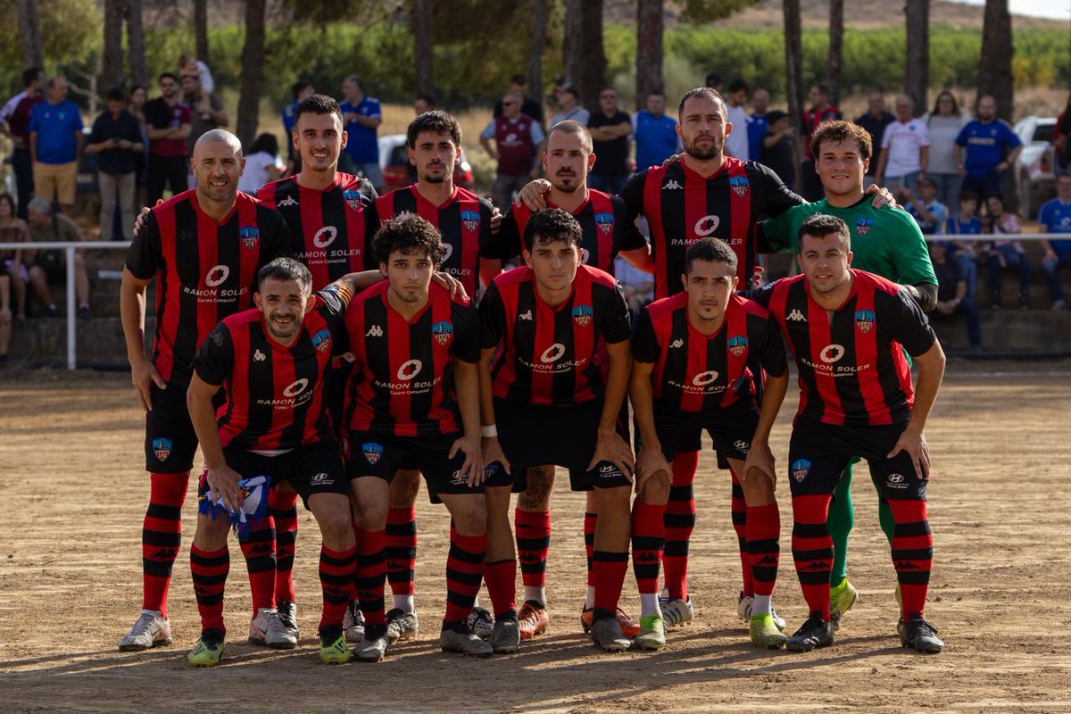 sergi_guiu's tweet photo. Els aficionats del @LleidaCF han de guardar ben guardada aquesta imatge. 

És la foto que ha facilitat el club del primer onze titular del nou @LleidaCF.

Menció d'honor, sempre, al de baix a l'esquerra. Rubio, amb l'equip a 4aCAT, en un camp de terra i el braçalet de capità. https://t.co/UlYXxbE5Q2