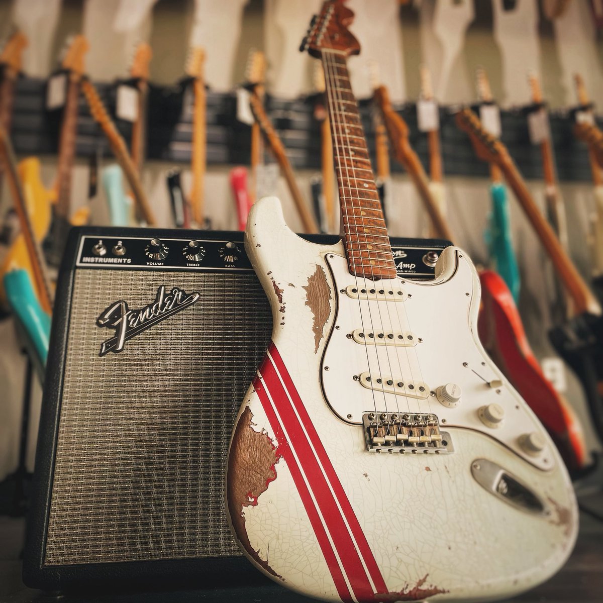 DetroitGuitar's tweet photo. A ’69 Strat with some serious attitude. Olympic White, bold red racing stripes, and a heavy dose of Custom Shop character—Masterbuilt by Greg Fessler.
#FenderCustomShop #GregFessler #FenderStratocaster #Masterbuilt #DetroitGuitar https://t.co/oyBSTphjt3