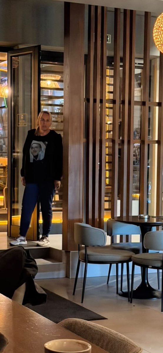 LiceZla's tweet photo. U pauzama od napada na SNS aktiviste  na Konjarniku, nemajka Dijana Hrka p*sa za dz u SNS lokalu..

Kakav bizar jbt. https://t.co/FEAAYP8bN3
