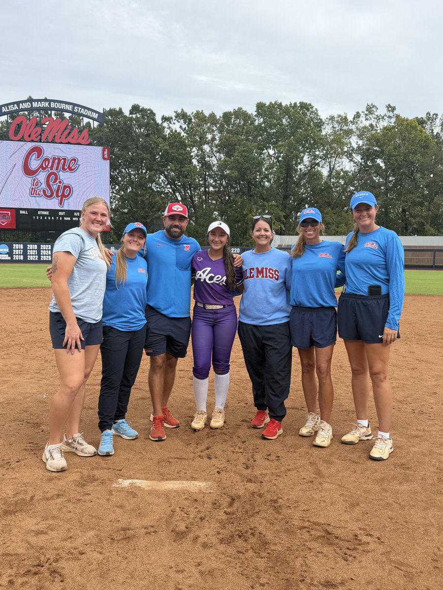 BugTiller32's tweet photo. Ole Miss softball and coaching staff. Thank you for a Great, packed two days, of learning, growing mentally and making new friends! My first ever camp was chosen with intention. Coaching staff proved that what I am looking for is out there. Thank you for pouring into us Athletes.  @OleMissSoftball @CoachBBuchanan @Jamie_Trachsel @Aces_SoftballKC  #acessoftball #hottytoddy