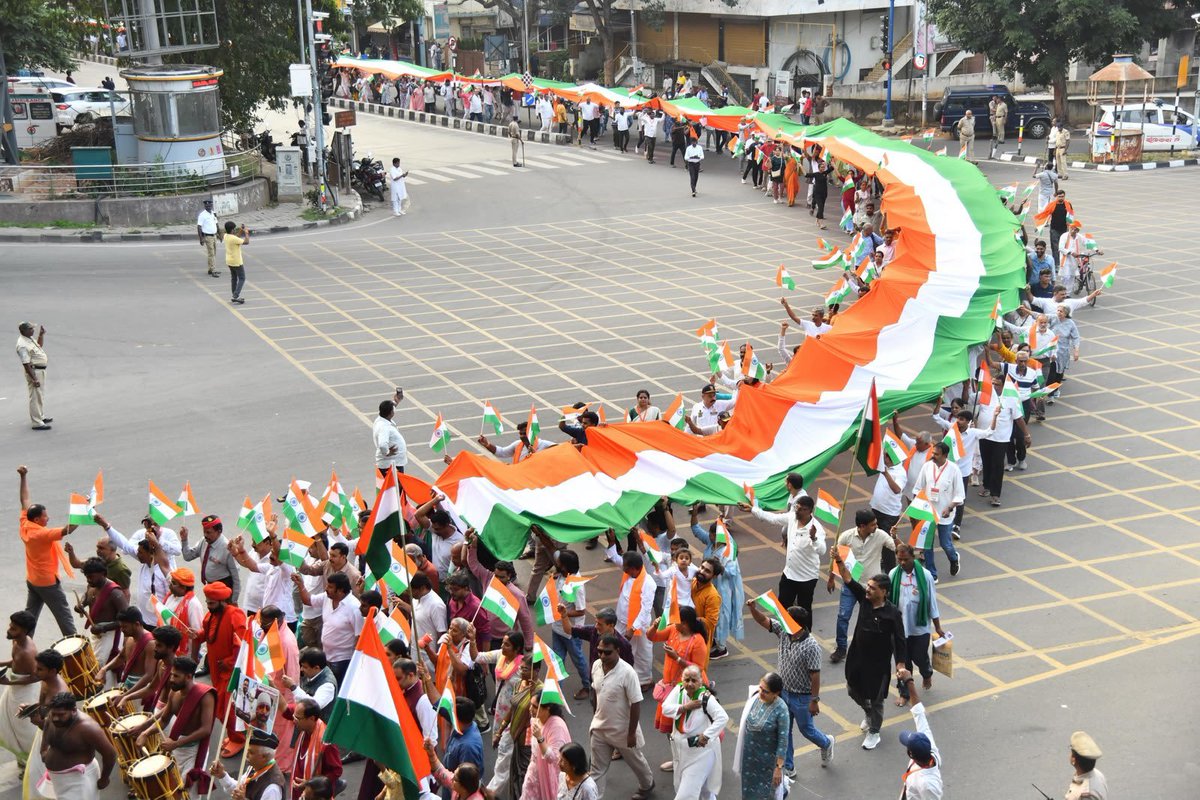 yuva_brigade's tweet photo. A sea of tricolours. A roaring wave of national pride! 🇮🇳

From Gen X to Gen Alpha, generations marching together, united by the Tiranga — a sight that stays with you.

Standing strong. Speaking with one voice.

#VijayeeBhava #TirangaRally #YuvaBrigade https://t.co/k4OMZ0UmQG
