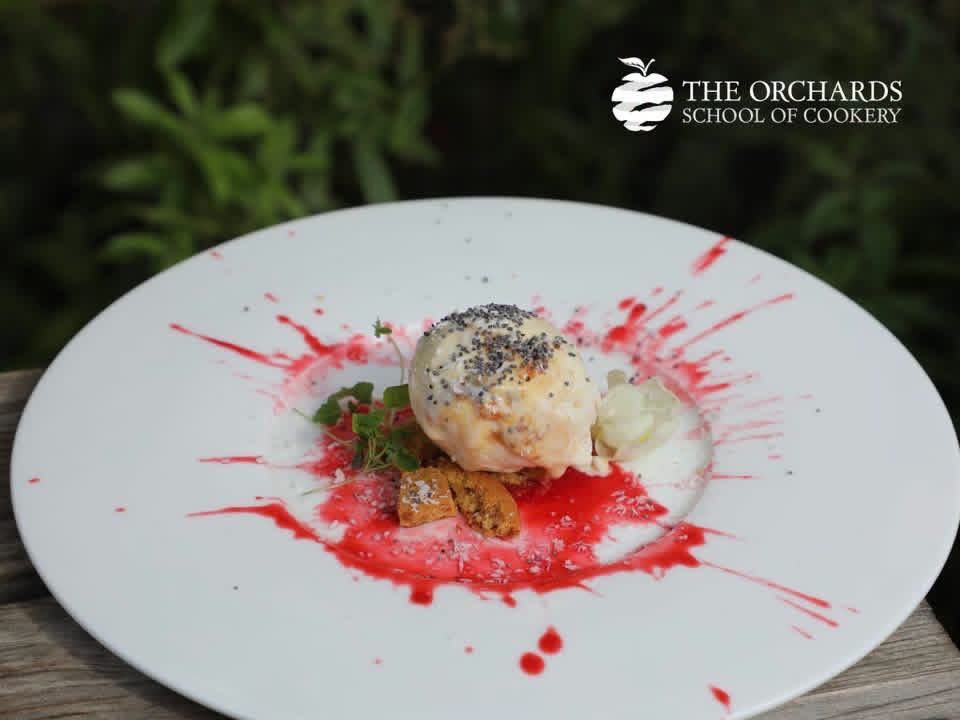 OrchardsCookery's tweet photo. Last week, our Chalet Cooks learnt how to bring an element of art into their dishes by adding a splat of creativity to their Honeycomb Ice Cream! 😉🍦 https://t.co/lsPqVzHEPB