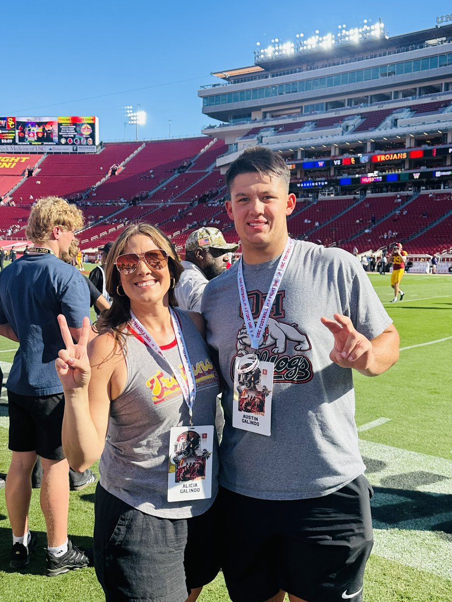 austingalindo62's tweet photo. Thank you @uscfb for the hospitality for the game day visit with my teammate  @theehamee and my coaches. ✌🏼🏈
@OakHillsFootba1 @coachmetty @NickMonica63 @USC_Athletics @BrandonHuffman @GregBiggins @Rivals @DreBrownUSC @sixstarfootball @theconnectsport @IESportsNet @IE_Varsity https://t.co/uahOyTLFki