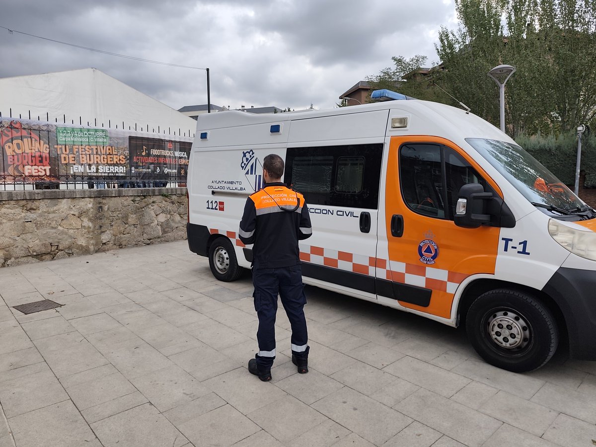 EmergenciaCV's tweet photo. Tarde de guardia en Collado Villalba, pendientes de la meteorología con furgón logístico equipado con material de agua por si fuera necesario.

También actuamos en emergencias en coordinación con @PoliciaVillalba y SUMMA112, y presentes en eventos del municipio.

#MunicipioSeguro ✅