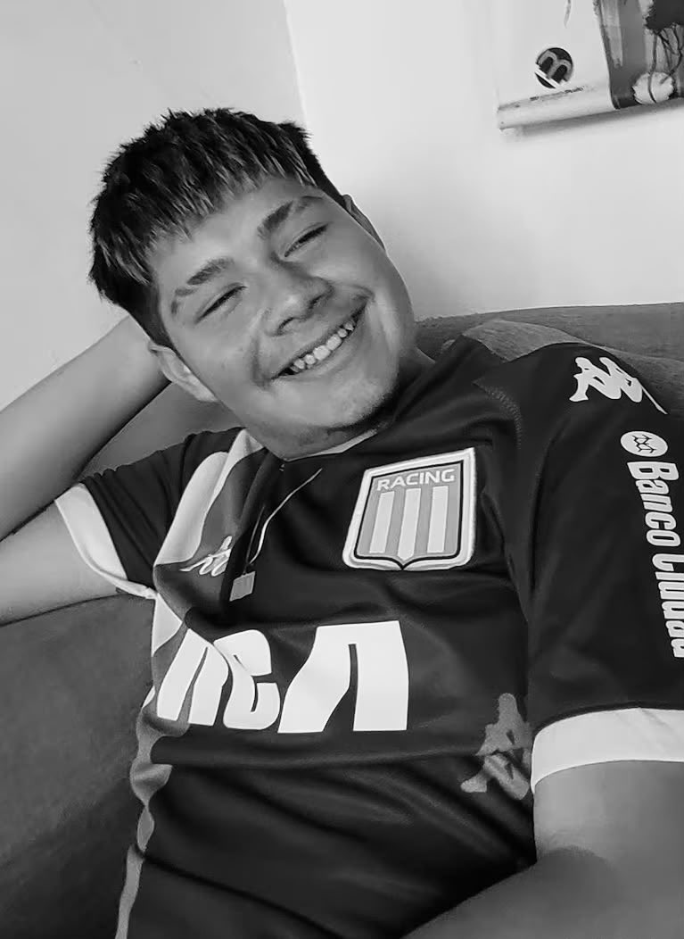 DataRacingOK's tweet photo. Lamentamos informar que hoy a los 17 años falleció Ramiro Román, el adolescente fanático de Racing que aguardaba internado en el Garrahan por un trasplante de corazón.

Nuestras condolencias para sus familiares y amigos en este triste y doloroso momento.

Ya sos un ángel que alienta a La Academia desde el cielo, Rami. Que en paz descanses.