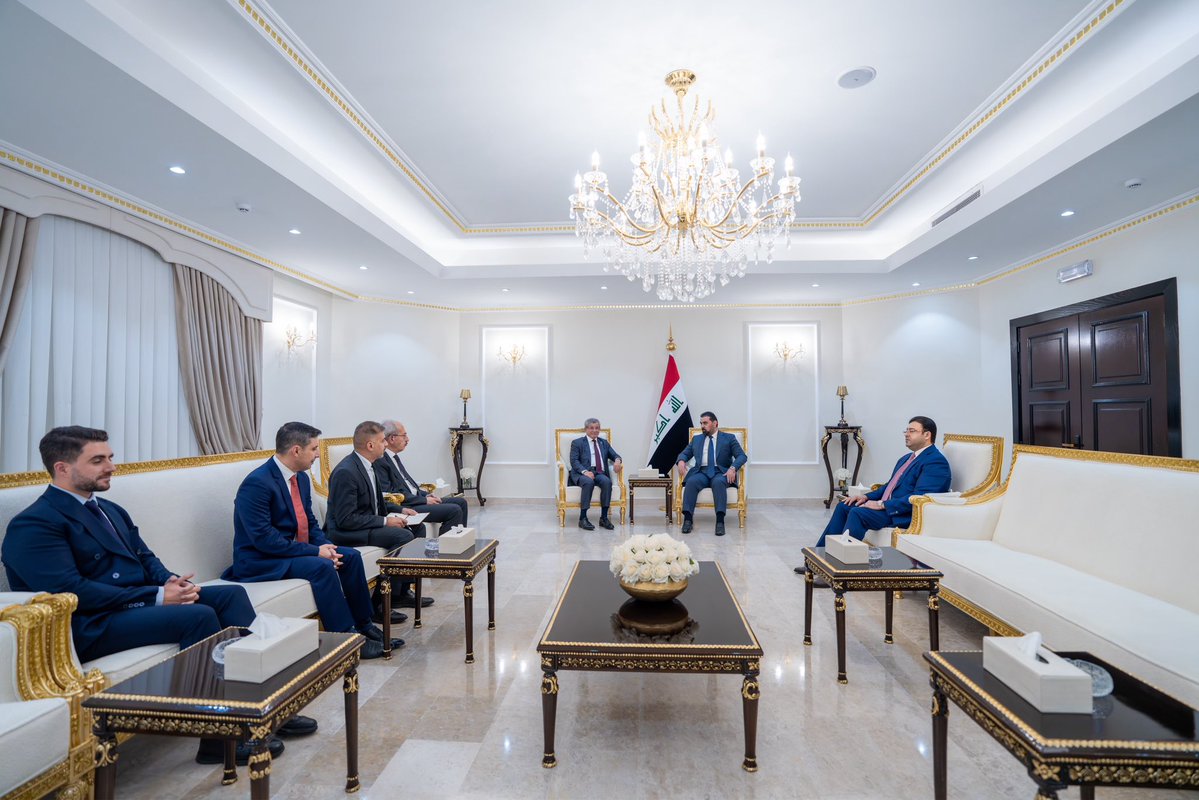 mediaofspeaker's tweet photo. استقبل رئيس مجلس النواب السيد هيبت الحلبوسي، اليوم الأحد، رئيسَ الوزراء التركي الأسبق السيد أحمد داود أوغلو.

وبحث اللقاء عدداً من القضايا الإقليمية والدولية والتطورات التي تشهدها المنطقة وانعكاساتها على الأمن والاستقرار، فضلاً عن تبادل وجهات النظر بشأن مسار العلاقات العراقية – التركية وسبل تعزيزها بما يخدم المصالح المشتركة للبلدين والشعبين الجارين.

كما أكد اللقاء أهميةَ الحوار والتنسيق إزاء القضايا ذات الاهتمام المشترك، ودعم الجهود الرامية إلى ترسيخ الأمن والاستقرار وتعزيز التعاون بين دول المنطقة.