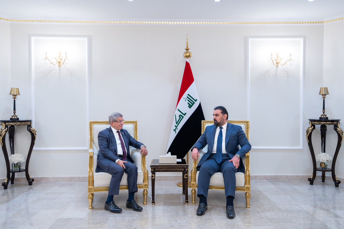 mediaofspeaker's tweet photo. استقبل رئيس مجلس النواب السيد هيبت الحلبوسي، اليوم الأحد، رئيسَ الوزراء التركي الأسبق السيد أحمد داود أوغلو.

وبحث اللقاء عدداً من القضايا الإقليمية والدولية والتطورات التي تشهدها المنطقة وانعكاساتها على الأمن والاستقرار، فضلاً عن تبادل وجهات النظر بشأن مسار العلاقات العراقية – التركية وسبل تعزيزها بما يخدم المصالح المشتركة للبلدين والشعبين الجارين.

كما أكد اللقاء أهميةَ الحوار والتنسيق إزاء القضايا ذات الاهتمام المشترك، ودعم الجهود الرامية إلى ترسيخ الأمن والاستقرار وتعزيز التعاون بين دول المنطقة.