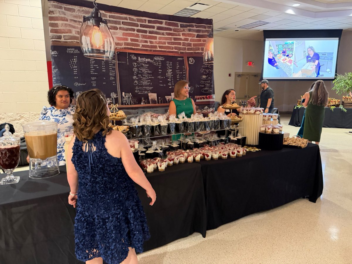 JanieLopezForTX's tweet photo. Team Janie Lopez was grateful to be a part of the 5th Annual Fundraiser GALA -- Red Carpet Dinner and a Movie hosted by M.I. Academy at TSTC Harlingen.
#HD37 #TSTC #RepJanieLopez https://t.co/z6YeG9fUlH
