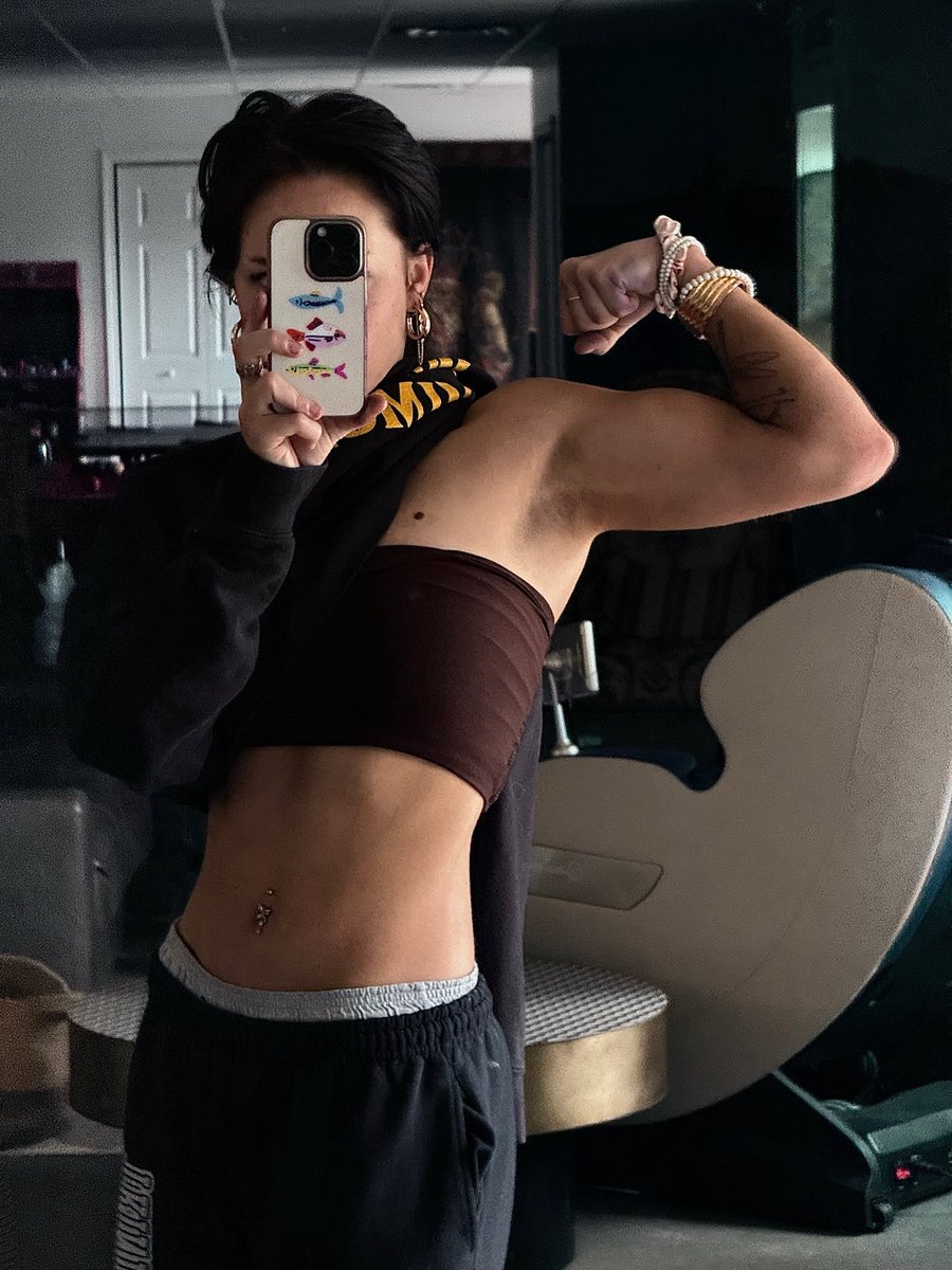 luver_lee's tweet photo. mornin work out on vacation 

#butch #wlw https://t.co/NQLJMLaAlS