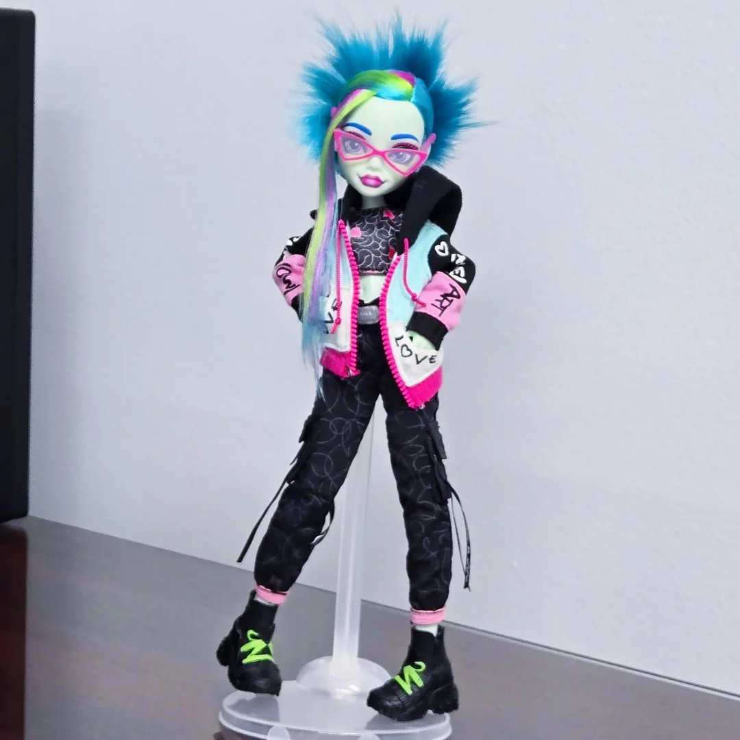 Dreamy_Twyla's tweet photo. A really cute Ghoulia I saw on reddit!! Pastels are suprisingly adorble on her I def need to see it on a future doll of hers

(u/Spaceport_Floozy) https://t.co/0ayvUzPfY9