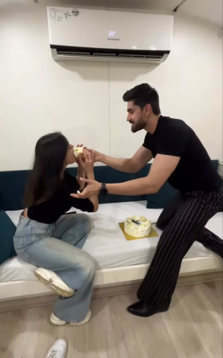 Zarahx02's tweet photo. They cut a cake too!! ♥️🥹🥹🥹

#EishaSingh #AvinashMishra #Avisha #KKK15 https://t.co/JyOnWfh9uO
