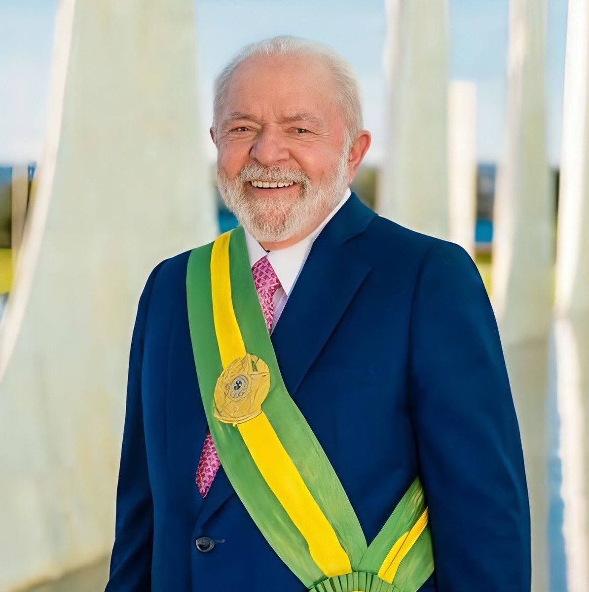 tracklist's tweet photo. 🚨 AGORA: Na apuração das urnas do exterior, Lula amplia a vantagem na disputa pela Presidência do Brasil.

• Lula: 92.153 votos (52,95%)
• Flávio Bolsonaro: 64.902 votos (37,29%) https://t.co/PpQMiFV9ME