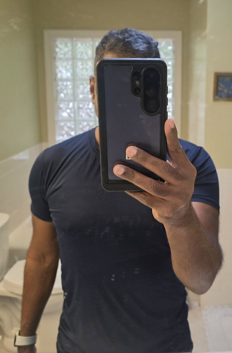 saranstm's tweet photo. Had to stay away from the gym for three months early this year and  had to start over. Went from wall push-ups to bench push-ups, and now I’m back to regular and decline push-ups.

HIIT 2–3x a week with a mix of weights and cardio, plus 10,000 steps a day.

Progress isn’t always fast, but consistency is paying off.