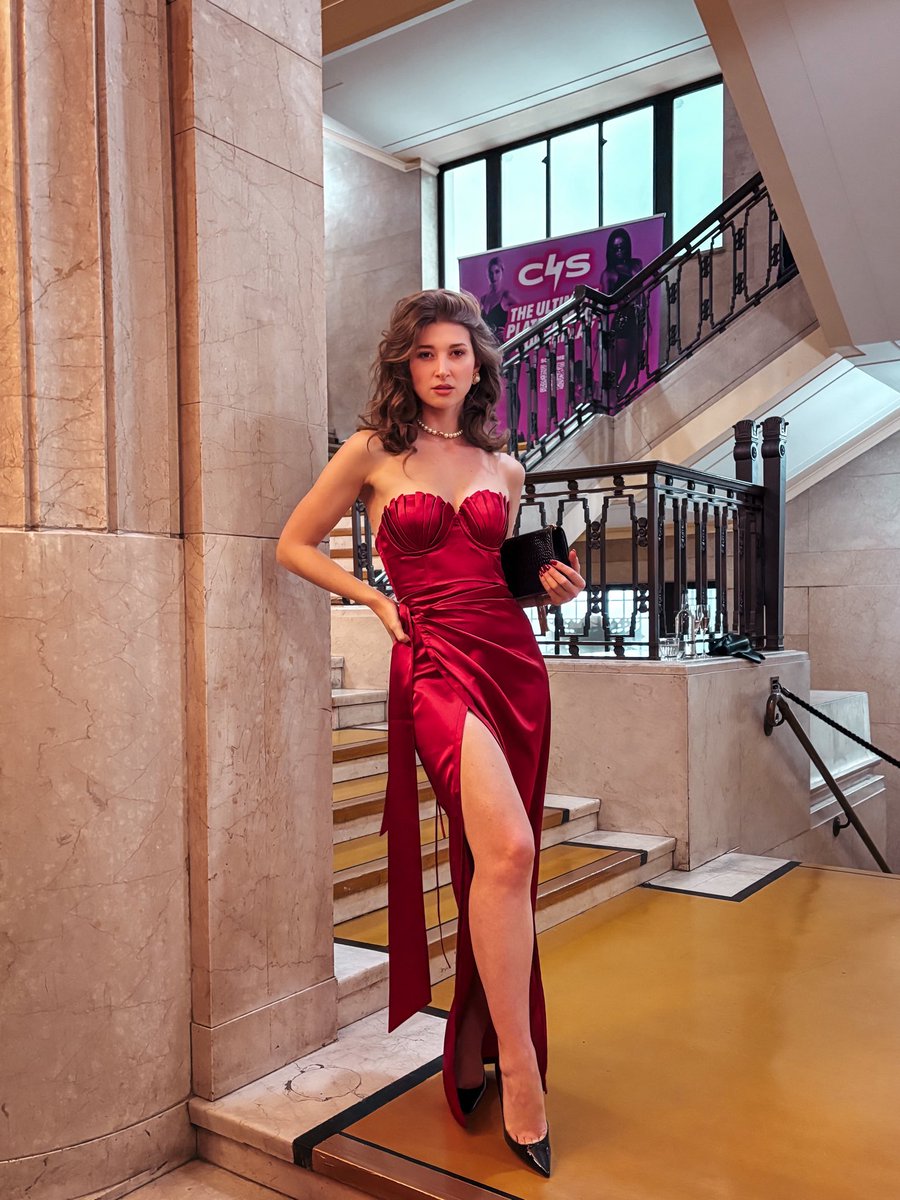 evaaddict_'s tweet photo. It’s been a year for this iconic look of @TheEvaDeVil 🥂 https://t.co/OavcfwyHdi