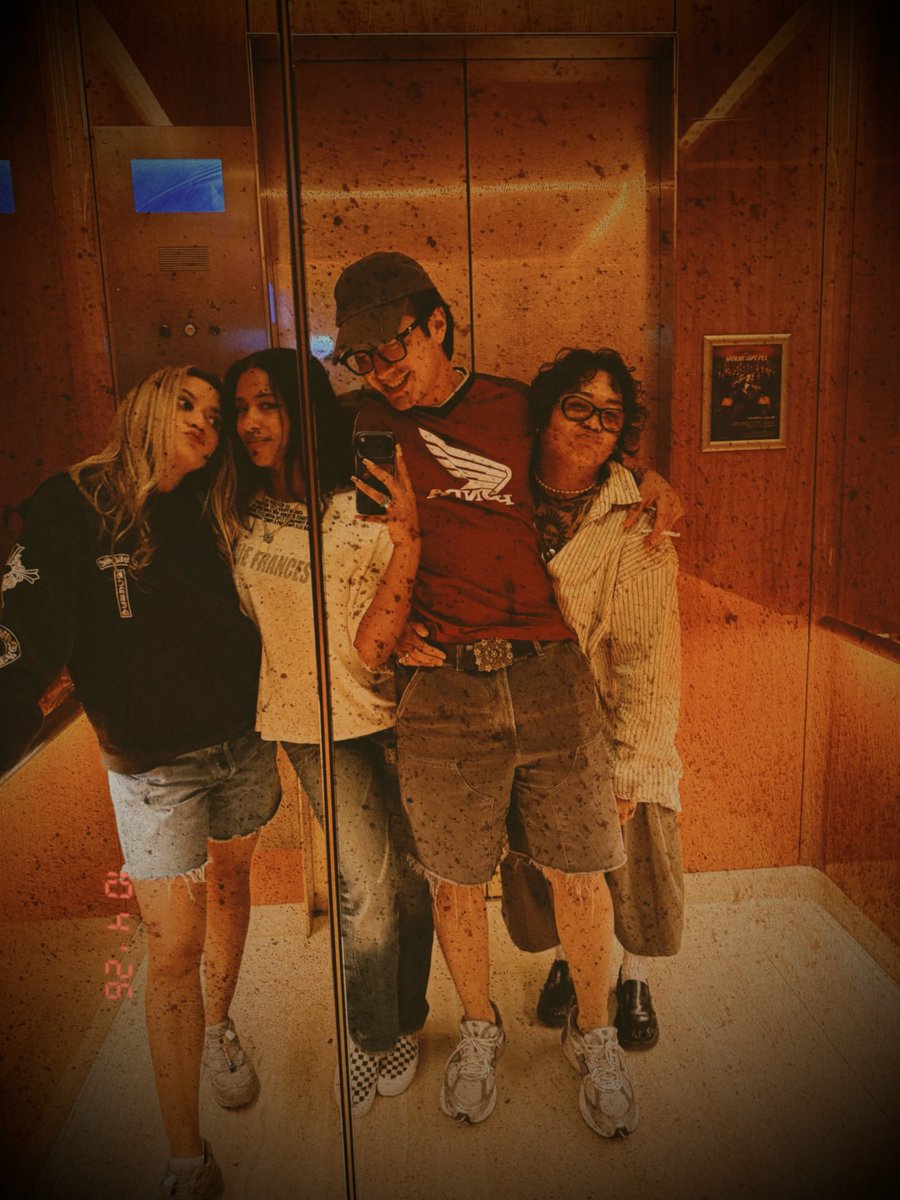 hudsonwupdates's tweet photo. New photo of Hudson Williams with his team! 

(via by.aikaflores) https://t.co/uowhYguZFZ