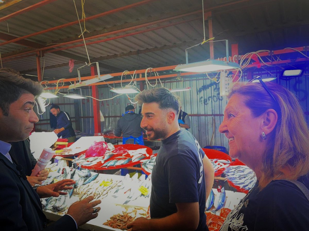 deniz_aldemir_'s tweet photo. Çiğli İlçe Başkanlığı Yönetimi olarak Ataşehir Mahallesi ve pazar yerindeki esnafımızı ziyaret ederek, hem esnafımızı hem pazaryerindeki hemşehrilerimizle hasbihal ettik. Tarım ve üretimden ekonomiye, Çiğli'nin yerel sorunlarından mevcut gündeme kadar bol bol sohbet etme imkanı bulduk. 

Bir kez daha gördük ki esnaf da, vatandaş da en çok bozuk ekonomiden ve güven vermeyen Türkiye siyasetinden şikayetçi. Zafer Partisi olarak projelerimizi detaylarıyla anlattık, eksiğimizi tamamlamak, görüş alışverişinde bulunmak ve bizimle mücadele etmek için teşkilatımıza davet ettik. Bu vesileyle vatandaşlarımızın çerçeve yasa ve ekonomi politikalarımız başta olmak üzere birçok konuda Zafer Partisine teveccühünü ve güvenini bir kez daha gururla hissettik.

Sahada hemşehrilerimizle olmak bu işin en keyifli ama en zor yanı evet. Ancak koltuk siyasetinden uzak, gerçek sorunlar ve çözüm önerileriyle çok çalışmaya, ısrarla anlatmaya devam edeceğiz.

Ziyaretimizde eşlik ederek bizleri yalnız bırakmayan İzmir Kadın ve Aile Politikaları Başkanımız Ahsen Kol'a, Balçova İlçe Başkanımız Av.Görkem Durmuş ve Özlem Durmuş ile Bornova İlçe Sekreterimiz Özlem Çoban'a destekleri için çok teşekkür ederiz.

Birlikte güçlüyüz.

Vicdanımız Millet, Pusulamız Vatan 🇹🇷

@ZPCigli
@ZaferPartisi_35
@MSBezircilioglu
@umitozdag
@zaferpartisi