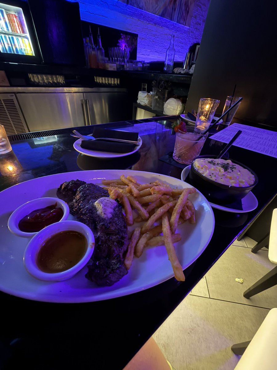 meekthemo's tweet photo. Treated my lady friend to a steak night dinner https://t.co/IjIXYDMcuW