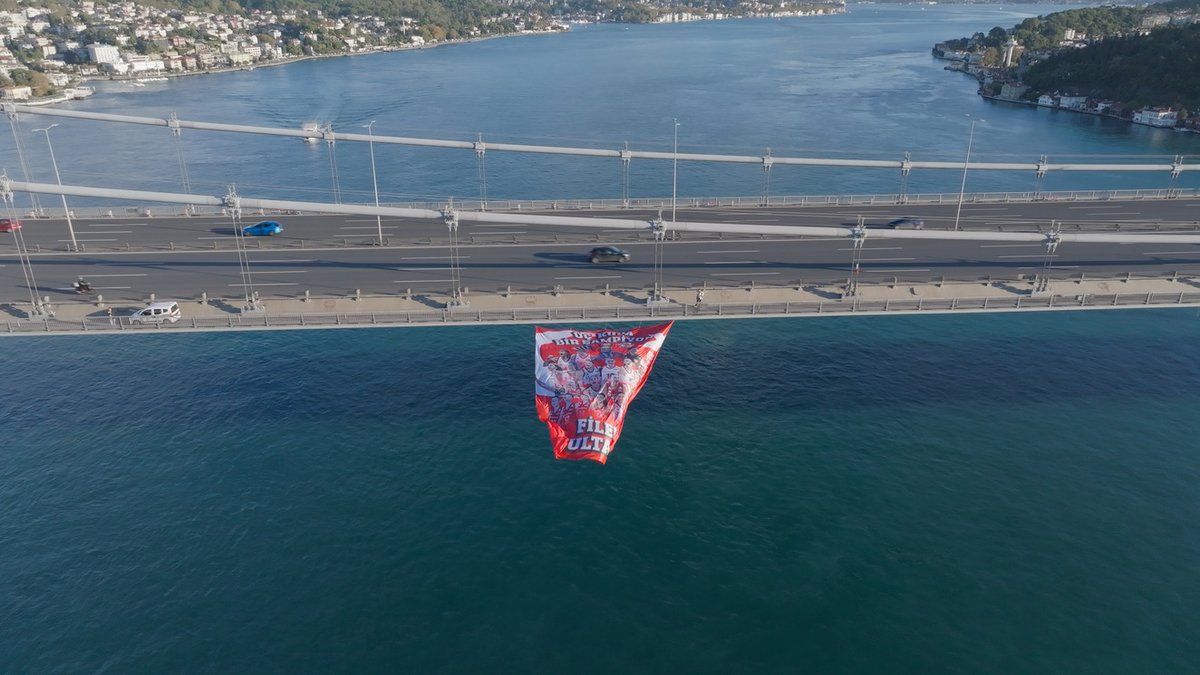 TVForgtr's tweet photo. 3 Kupa, 1 Şampiyon: Türk Voleybolunun Şampiyonlukları İstanbul’un Köprülerinde Dalgalanıyor
⛓️ https://t.co/p7so4OOFUk https://t.co/4UMieeAZqd