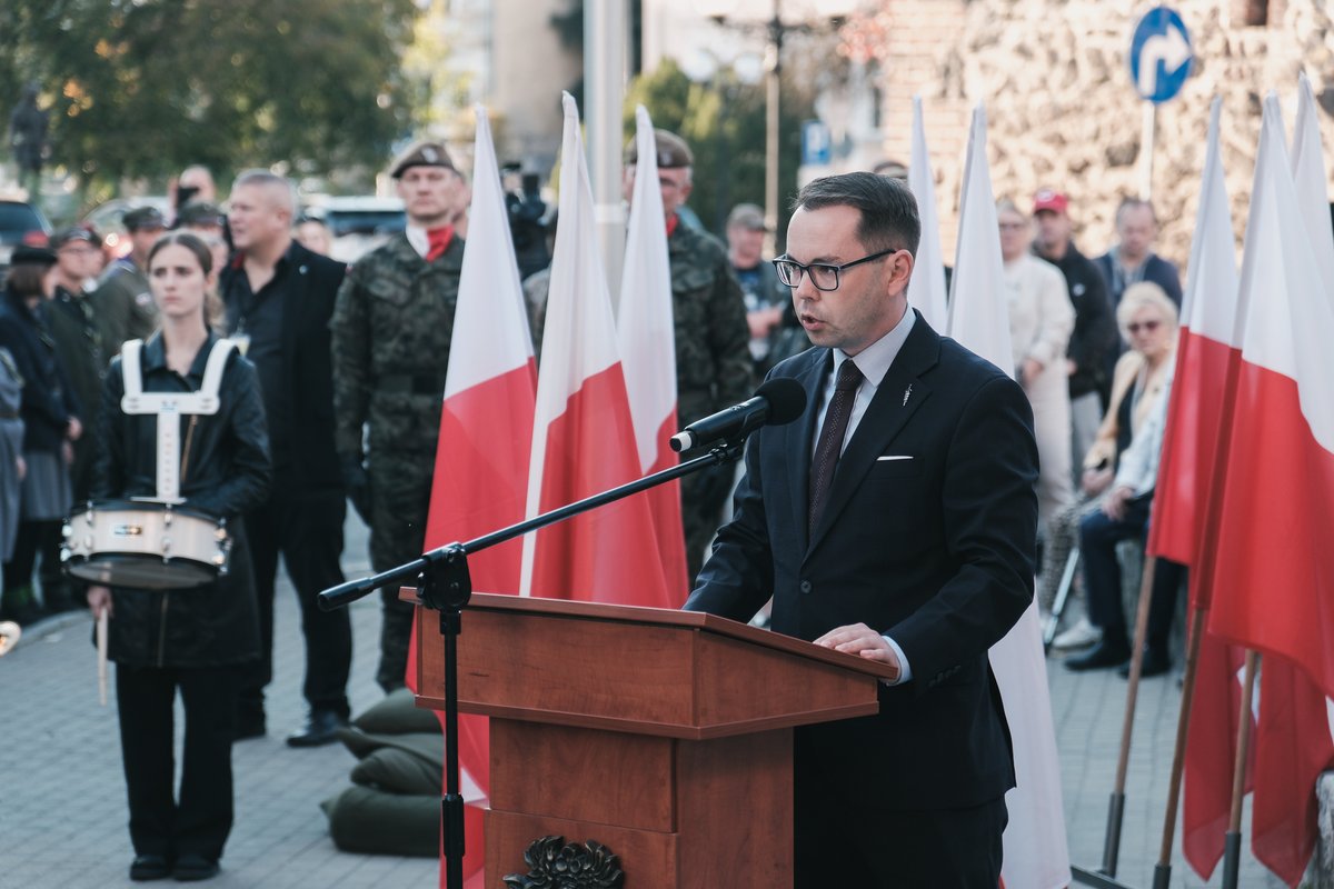 Pacholik_K's tweet photo. POMNIK "INKI" W GORZOWIE 

Dziś w Gorzowie Wielkopolskim byłem na uroczystym odsłonięciu pomnika Danuty Siedzikówny „Inki”, sanitariuszki 5. Wileńskiej Brygady AK, zamordowanej przez komunistów 28 sierpnia 1946 roku. Niespełna 18-letniej dziewczyny, która miała przed sobą całe życie, ale oddała je dla Polski.

Podczas obchodów odczytałem list od wicemarszałka Sejmu @krzysztofbosak. Lider Konfederacji przypomniał w nim los rodziny „Inki”, jej służbę w podziemiu antyniemieckim i antysowieckim, milczenie w brutalnym śledztwie i słowa zapisane do babci w grypsie: „Zachowałam się jak trzeba”. Prezes Ruchu Narodowego podziękował także inicjatorom, czyli Stowarzyszeniu na Rzecz Budowy Pomnika i Ochrony Pamięci Żołnierzy Wyklętych w Gorzowie Wlkp., z Sebastianem Pieńkowskim na czele. 

Jako działacz społeczno-polityczny, który od prawie 15 lat włącza się w kultywowanie pamięci o podziemiu antykomunistycznym, cieszę się, że na mapie Lubuskiego mamy kolejne upamiętnienie Żołnierzy Wyklętych.

Warto pamiętać, że są nadal środowiska, które próbują dzielić Wyklętych na „złych” i „dobrych”. Nie możemy się na to godzić. Źli byli komuniści.

Wieczna pamięć „Ince” i Żołnierzom Wyklętym. Wieczna hańba czerwonym zdrajcom. 

Fot. @kamrad - @EchoGorzowa