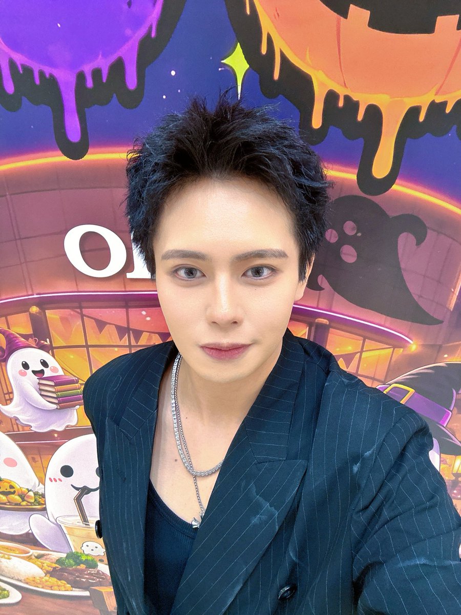DefClass_FaL's tweet photo. 鳳（おおとり）ありがとうございました！

久しぶりの大阪でたくさんの人とライブができて楽しかったです！

大阪といえば粉もんイメージなのでいつもたこ焼きを買うんですけど、実はこれが美味しいよって食べ物あれば教えてほしいです！🫡

また関西来た時もよろしくね😉🔥 https://t.co/f8BLVmtp6j