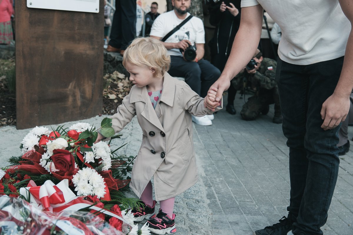 Pacholik_K's tweet photo. POMNIK "INKI" W GORZOWIE 

Dziś w Gorzowie Wielkopolskim byłem na uroczystym odsłonięciu pomnika Danuty Siedzikówny „Inki”, sanitariuszki 5. Wileńskiej Brygady AK, zamordowanej przez komunistów 28 sierpnia 1946 roku. Niespełna 18-letniej dziewczyny, która miała przed sobą całe życie, ale oddała je dla Polski.

Podczas obchodów odczytałem list od wicemarszałka Sejmu @krzysztofbosak. Lider Konfederacji przypomniał w nim los rodziny „Inki”, jej służbę w podziemiu antyniemieckim i antysowieckim, milczenie w brutalnym śledztwie i słowa zapisane do babci w grypsie: „Zachowałam się jak trzeba”. Prezes Ruchu Narodowego podziękował także inicjatorom, czyli Stowarzyszeniu na Rzecz Budowy Pomnika i Ochrony Pamięci Żołnierzy Wyklętych w Gorzowie Wlkp., z Sebastianem Pieńkowskim na czele. 

Jako działacz społeczno-polityczny, który od prawie 15 lat włącza się w kultywowanie pamięci o podziemiu antykomunistycznym, cieszę się, że na mapie Lubuskiego mamy kolejne upamiętnienie Żołnierzy Wyklętych.

Warto pamiętać, że są nadal środowiska, które próbują dzielić Wyklętych na „złych” i „dobrych”. Nie możemy się na to godzić. Źli byli komuniści.

Wieczna pamięć „Ince” i Żołnierzom Wyklętym. Wieczna hańba czerwonym zdrajcom. 

Fot. @kamrad - @EchoGorzowa