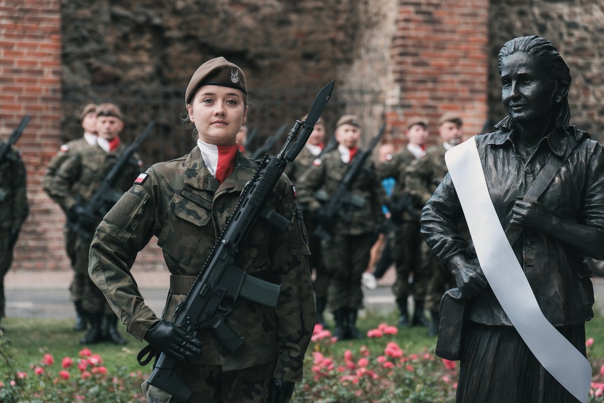 Pacholik_K's tweet photo. POMNIK "INKI" W GORZOWIE 

Dziś w Gorzowie Wielkopolskim byłem na uroczystym odsłonięciu pomnika Danuty Siedzikówny „Inki”, sanitariuszki 5. Wileńskiej Brygady AK, zamordowanej przez komunistów 28 sierpnia 1946 roku. Niespełna 18-letniej dziewczyny, która miała przed sobą całe życie, ale oddała je dla Polski.

Podczas obchodów odczytałem list od wicemarszałka Sejmu @krzysztofbosak. Lider Konfederacji przypomniał w nim los rodziny „Inki”, jej służbę w podziemiu antyniemieckim i antysowieckim, milczenie w brutalnym śledztwie i słowa zapisane do babci w grypsie: „Zachowałam się jak trzeba”. Prezes Ruchu Narodowego podziękował także inicjatorom, czyli Stowarzyszeniu na Rzecz Budowy Pomnika i Ochrony Pamięci Żołnierzy Wyklętych w Gorzowie Wlkp., z Sebastianem Pieńkowskim na czele. 

Jako działacz społeczno-polityczny, który od prawie 15 lat włącza się w kultywowanie pamięci o podziemiu antykomunistycznym, cieszę się, że na mapie Lubuskiego mamy kolejne upamiętnienie Żołnierzy Wyklętych.

Warto pamiętać, że są nadal środowiska, które próbują dzielić Wyklętych na „złych” i „dobrych”. Nie możemy się na to godzić. Źli byli komuniści.

Wieczna pamięć „Ince” i Żołnierzom Wyklętym. Wieczna hańba czerwonym zdrajcom. 

Fot. @kamrad - @EchoGorzowa