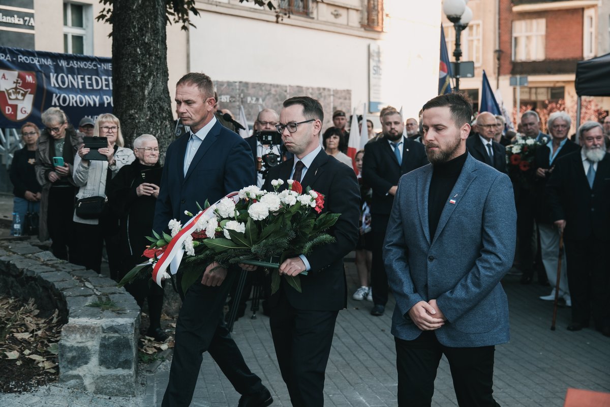 Pacholik_K's tweet photo. POMNIK "INKI" W GORZOWIE 

Dziś w Gorzowie Wielkopolskim byłem na uroczystym odsłonięciu pomnika Danuty Siedzikówny „Inki”, sanitariuszki 5. Wileńskiej Brygady AK, zamordowanej przez komunistów 28 sierpnia 1946 roku. Niespełna 18-letniej dziewczyny, która miała przed sobą całe życie, ale oddała je dla Polski.

Podczas obchodów odczytałem list od wicemarszałka Sejmu @krzysztofbosak. Lider Konfederacji przypomniał w nim los rodziny „Inki”, jej służbę w podziemiu antyniemieckim i antysowieckim, milczenie w brutalnym śledztwie i słowa zapisane do babci w grypsie: „Zachowałam się jak trzeba”. Prezes Ruchu Narodowego podziękował także inicjatorom, czyli Stowarzyszeniu na Rzecz Budowy Pomnika i Ochrony Pamięci Żołnierzy Wyklętych w Gorzowie Wlkp., z Sebastianem Pieńkowskim na czele. 

Jako działacz społeczno-polityczny, który od prawie 15 lat włącza się w kultywowanie pamięci o podziemiu antykomunistycznym, cieszę się, że na mapie Lubuskiego mamy kolejne upamiętnienie Żołnierzy Wyklętych.

Warto pamiętać, że są nadal środowiska, które próbują dzielić Wyklętych na „złych” i „dobrych”. Nie możemy się na to godzić. Źli byli komuniści.

Wieczna pamięć „Ince” i Żołnierzom Wyklętym. Wieczna hańba czerwonym zdrajcom. 

Fot. @kamrad - @EchoGorzowa
