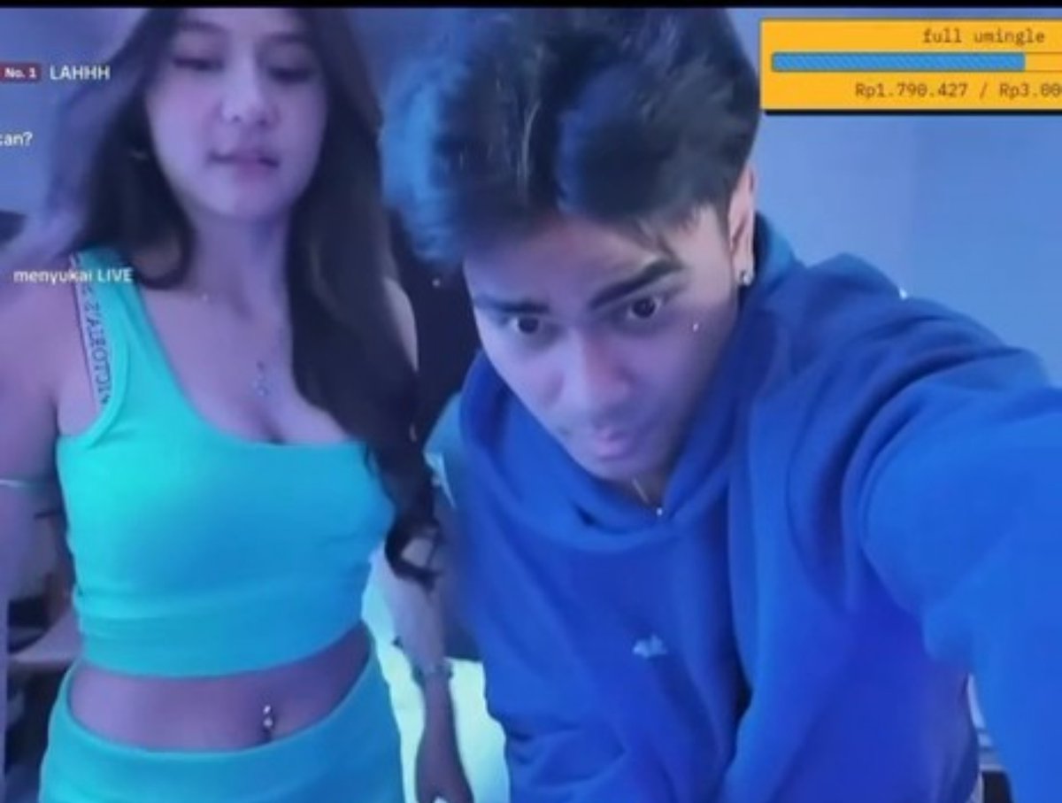 The image shows a screenshot from a live stream featuring two people, a woman in a teal tank top and a man in a blue hoodie, with visible overlay text including "LAHHH," "menyukai LIVE," and donation amounts of "Rp1.790.427 / Rp3.000." This appears to be from the viral Bali and Sasa livestream blunder referenced in the post, capturing an awkward or embarrassing moment that gained widespread attention online.