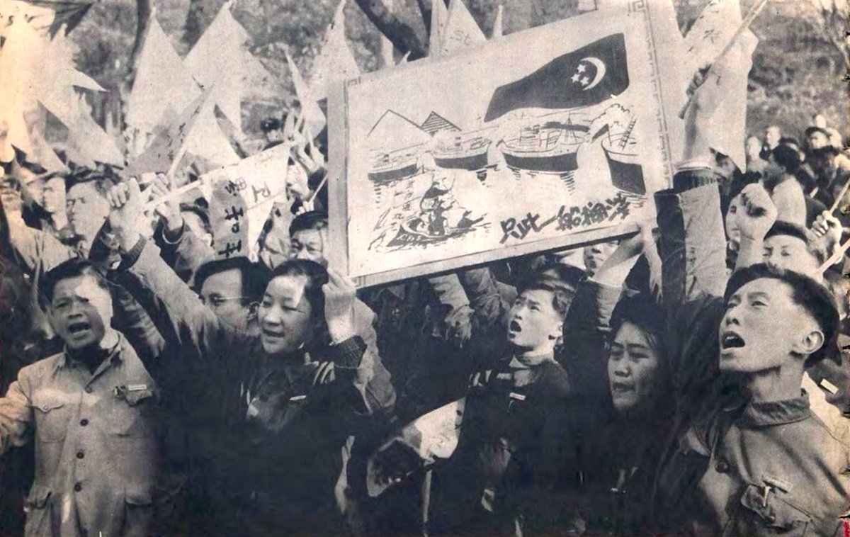 3arabawy's tweet photo. A protest outside the British Embassy in Beijing in solidarity with Egypt during the Tripartite Aggression.

Akher Saa Magazine, 19 December 1956. https://t.co/pTBPLjV2by
