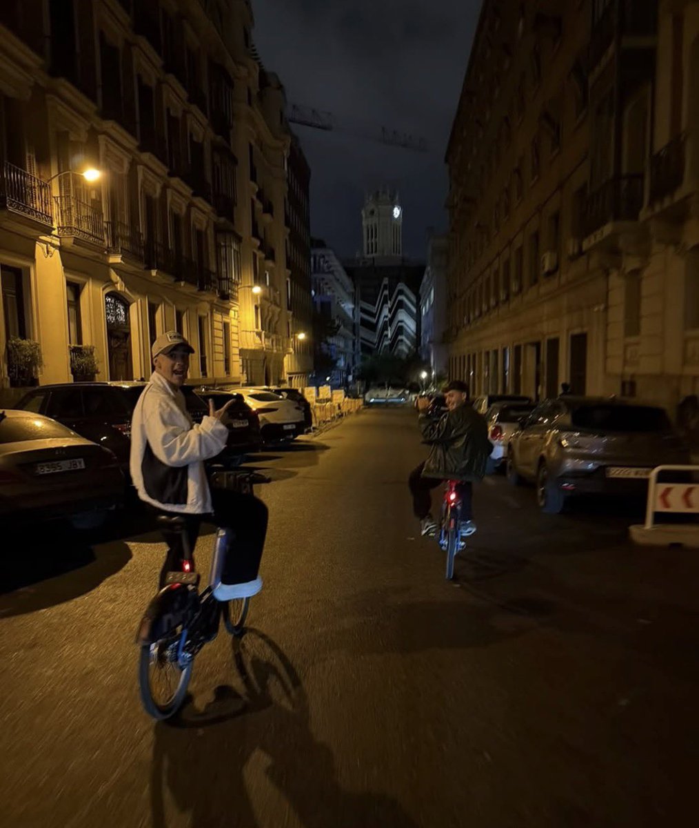 Gavi6world's tweet photo. Gavi 🚴🏻🌃 https://t.co/D0SjQgQUfs