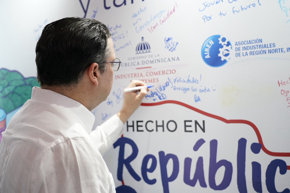 SanzLovaton's tweet photo. Santiago representa el 11.2 % de la actividad económica nacional y cuenta con 51,487 negocios mipymes. Detrás de esas cifras hay gente que emprende, produce y genera empleo. Creo en su capacidad y en lo que podemos lograr trabajando juntos de manos del @MIC_RD. https://t.co/AcMIJWka1J