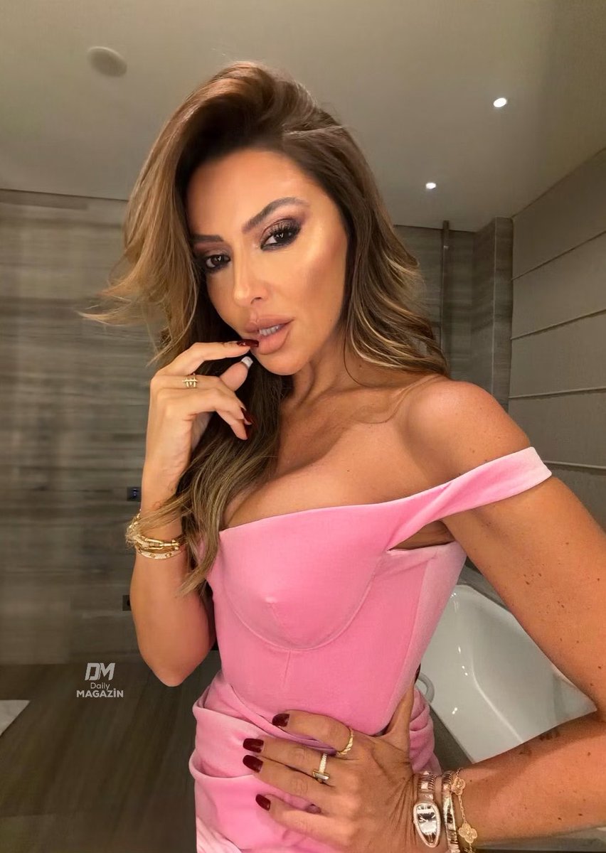 daily_magazin's tweet photo. 40 yaşındaki Hadise, pembe mini elbisesiyle verdiği pozları takipçileriyle paylaştı. https://t.co/JRW56r1Psv