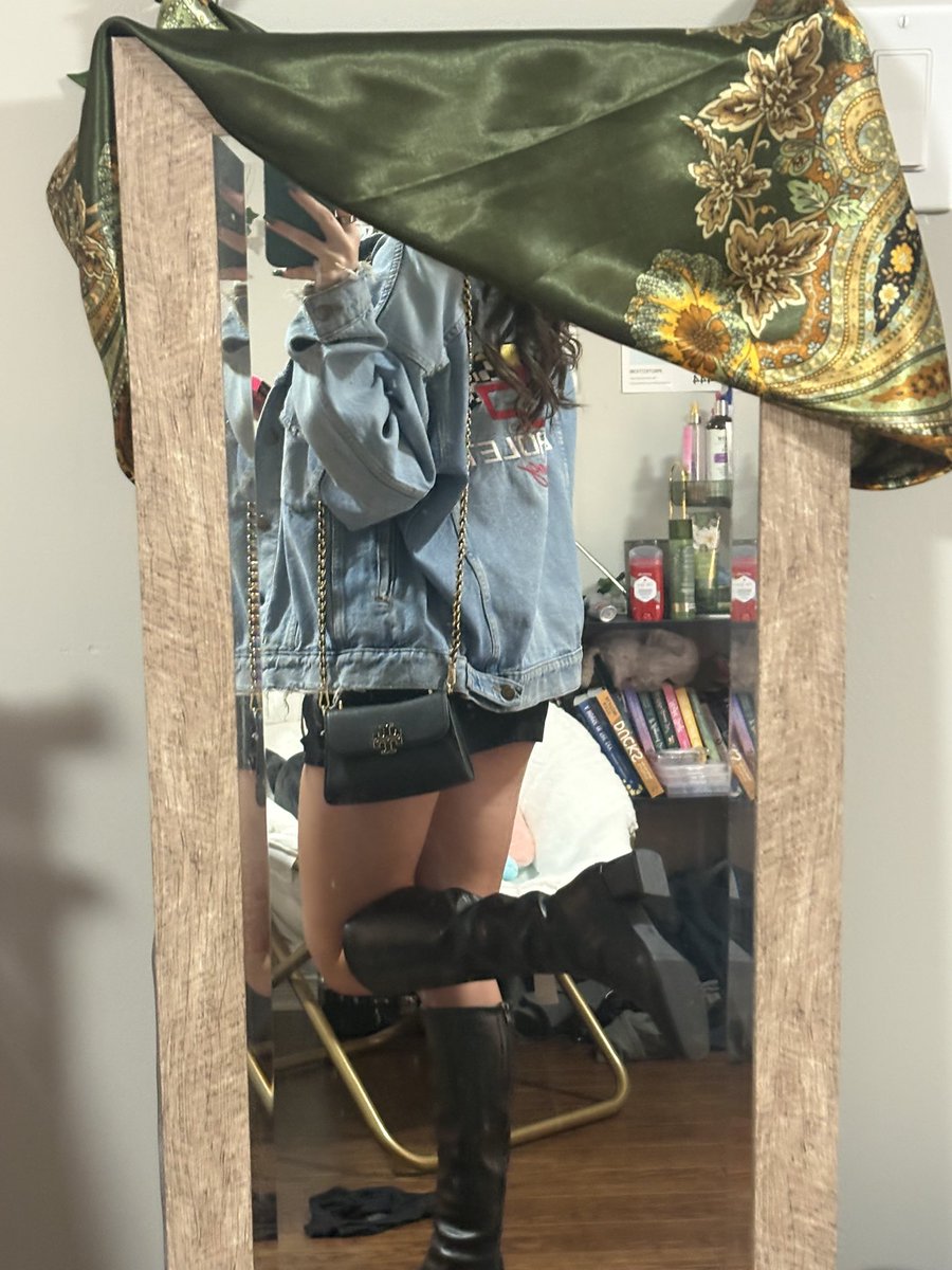 MakeMe_Pur's tweet photo. Looking cute for the bar last night, who’s going to reimburse my drinks? 

🏁❤️💋

#shortskirt #jeanjacket #leatherboots #kneehighboots #sexy #baroutfit #ootd #fashion #findom #paypig #reimburse #buymydrinks #thickthighs #young #universitystufent #spoilme https://t.co/n6Pxw4U5uR