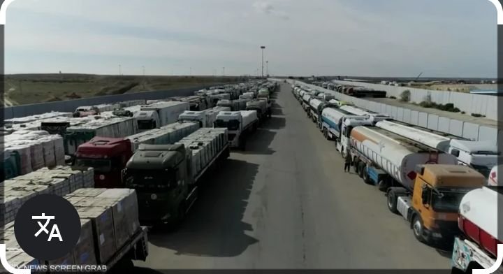 dymd386258's tweet photo. https://t.co/gbD7pdPR3r

Ben Gazze vatandaşıyım…

Evim ve atölyem yıkıldı. Gelir kaynağım olan iki arabam yandı. Savaşta annemi kaybettim ve on kereden fazla yer değiştirdim, her seferinde sahip olduğum her şeyi kaybettim.

Param tükendi. Karımın altınlarını sattım. Savaşın başında yaralandım ve üç ay önce oğlum ve karım hala her gün acı çektikleri ciddi yaralanmalar geçirdiler.

Her gün Katar, Türkiye, Suudi Arabistan ve Mısır'dan gelen devasa yardım konvoylarını görüyorum… yüklü kamyonlar, muazzam miktarlar, resimler ve reklamlar.

Ama ben, ailesi ve çocukları aç ve yaralı olan sıradan bir vatandaş olarak, savaşın başından beri hiçbir şey almadım.

Yardım kuruluşlarına gidiyorum, kayıt oluyorum, kayıt oluyorum… ama hiçbir şey bana ulaşmıyor.

Hakkım nerede?

Gazzeliler için olduğu söylenen bu yardımdan çocuklarımın payı nerede?

Yardım sadece yolu bilenler, bağlantıları olanlar veya kameralara poz verenler için mi?

Bizler sadece raporlardaki sayılar değiliz… biz insanız. Açız, evsiziz ve yaralıyız ve her gün bize asla ulaşmayan "büyük" yardım paketlerinden bahsedildiğini duyuyoruz.

Bu bir şikayet değil… bu bir yardım çığlığı.

Her şeyini kaybetmiş ve adına dağıtılanların bir zerresini bile hala bekleyen bir vatandaşın çığlığı.