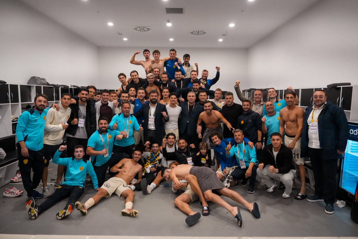 Ankaragucu's tweet photo. +3 Galibiyet pozu! 🔥🔥👑 #MKEAnkaragücü 💛💙 https://t.co/9biHOk93HQ