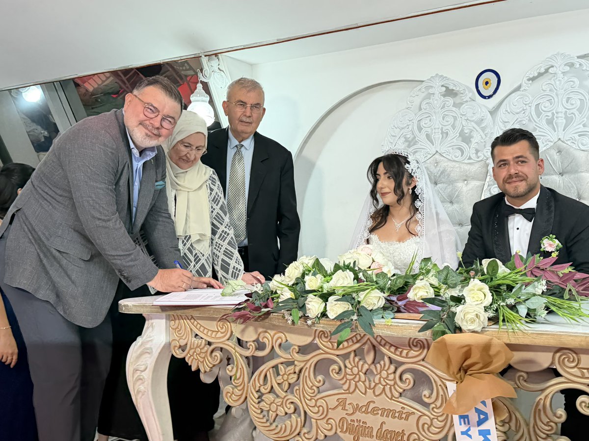 Bilalsaygili's tweet photo. Bilal Saygılı Camii İmam Hatibi, kıymetli hocamız Ahmet İnce’nin evladı Tevfik ile Yokuş ailesinin göz nuru İlayda kızımızın nikâh akitlerine; babam Eflatun Saygılı ve annem Emine Saygılı ile birlikte şahitlik etmenin mutluluğunu yaşadık.

Genç çiftimize bir ömür boyu sevgi, sadakat ve huzurla yürüyecekleri hayırlı bir yuva diliyor; İnce ve Yokuş ailelerini gönülden tebrik ediyorum.

Rabbim nikâhlarını mübarek, hanelerini huzur ve bereketle mamur eylesin. Aralarındaki muhabbeti, sadakati ve merhameti daim; yuvalarını salih ve hayırlı nesillerle bahtiyar eylesin. Cenab-ı Hakk iki cihan saadeti nasip etsin.