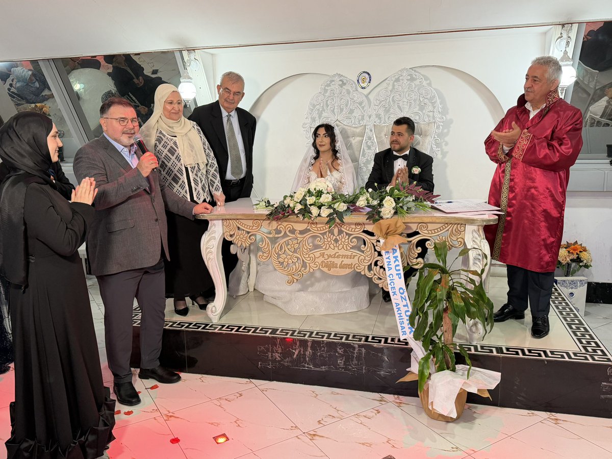 Bilalsaygili's tweet photo. Bilal Saygılı Camii İmam Hatibi, kıymetli hocamız Ahmet İnce’nin evladı Tevfik ile Yokuş ailesinin göz nuru İlayda kızımızın nikâh akitlerine; babam Eflatun Saygılı ve annem Emine Saygılı ile birlikte şahitlik etmenin mutluluğunu yaşadık.

Genç çiftimize bir ömür boyu sevgi, sadakat ve huzurla yürüyecekleri hayırlı bir yuva diliyor; İnce ve Yokuş ailelerini gönülden tebrik ediyorum.

Rabbim nikâhlarını mübarek, hanelerini huzur ve bereketle mamur eylesin. Aralarındaki muhabbeti, sadakati ve merhameti daim; yuvalarını salih ve hayırlı nesillerle bahtiyar eylesin. Cenab-ı Hakk iki cihan saadeti nasip etsin.