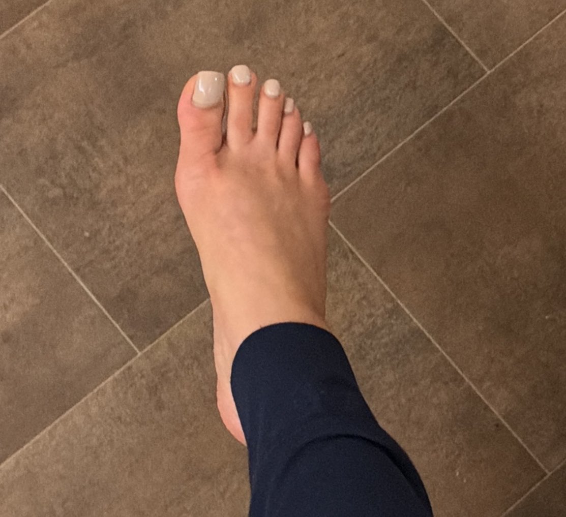 Zainabbbx2's tweet photo. This colour or white? 

#FootModel #Footsub #Footfetish https://t.co/otzGUuhymY