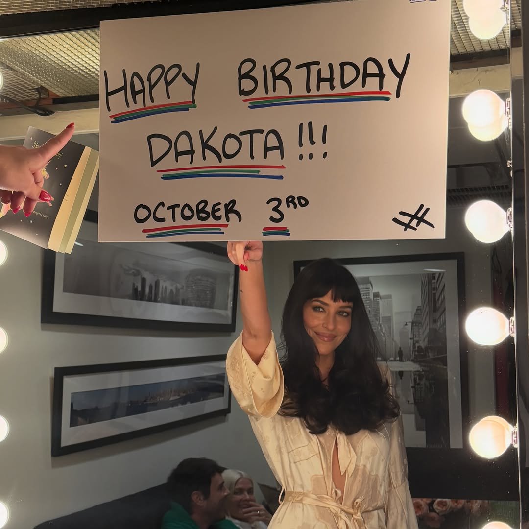 DakotaJBRA's tweet photo. Dakota Johnson entregando beleza em novas fotos compartilhadas por sua maquiadora, Georgie Eisdell, via Instagram. https://t.co/QIl2LjICmP