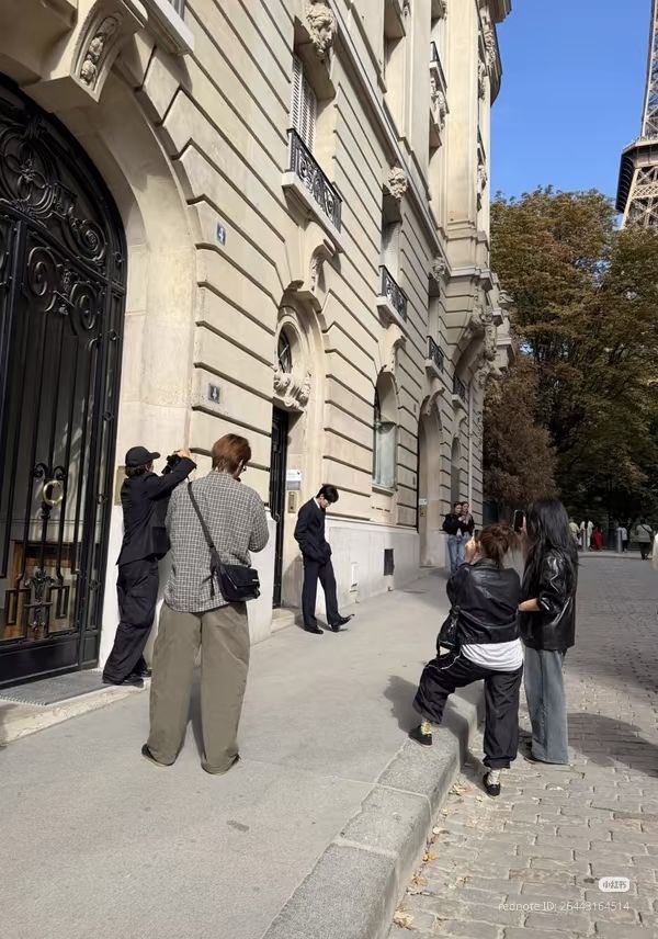 vtcng2010's tweet photo. Not the staff looking like a whole security squad and paparazzi rolled into one just to make sure our baby boy gets the best angles in Paris! 🤣🤣🤣 bodyguard duties? No, professional baby-sitter squad! 🍼 OMG I love @inuffcompany 

PARK SIWOO AT VALENTINO PFWSS27
#PARKSIWOOxVALENTINO
#VALENTINOPFWSS27
#PARKSIWOO